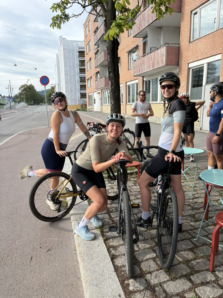 Oslo Sykkel Club members with bikes on a city street